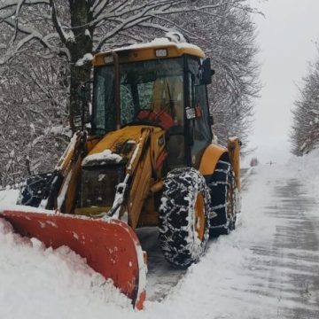 50 de utilaje de deszăpezire acționează de 24 de ore pe drumurile județene din Hunedoara
