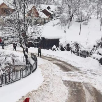 Pe toate drumurile județene din Hunedoara se circulă în condiții de iarnă!