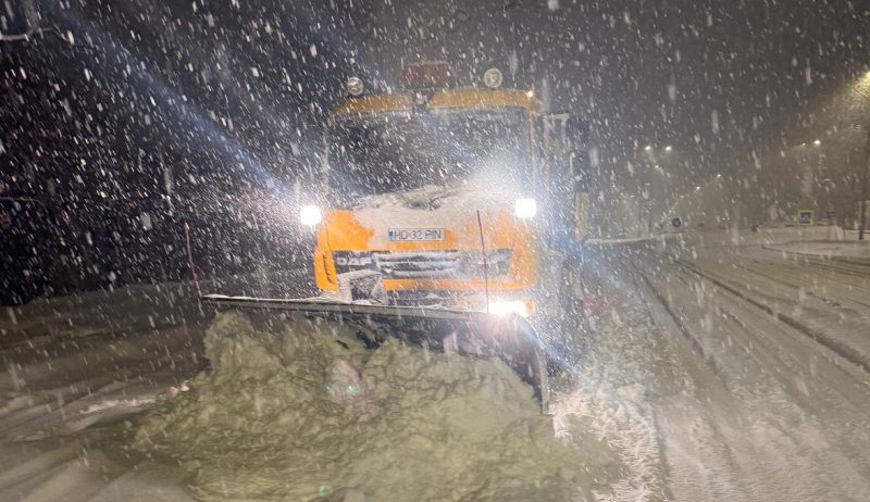 613814713_1480474757415389_7629737583280459536_n Intervenții pe drumurile județene aflate în administrarea Consiliului Județean Hunedoara, ca urmare a ninsorilor din ultimele ore