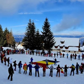 Români iubitori de țară și de munte, uniți în cuget și-n simțiri, la „Hora Unirii” de la Pasul Vâlcan