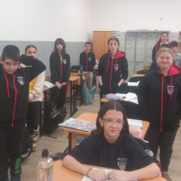 Uniforme pentru elevii din Uricani achiziționate din bani europeni, printr-un proiect PNRAS