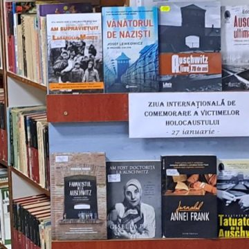 Biblioteca Municipală „Valeriu Butulescu” Petroșani comemorează victimele Holocaustului printr-o expoziție de carte