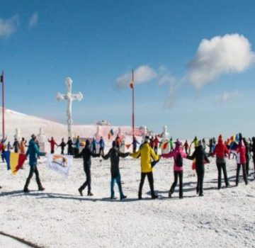 „Hai să dăm mână cu mână, cei cu inima română” și cu pasiune pentru munte, la Pasul Vâlcan