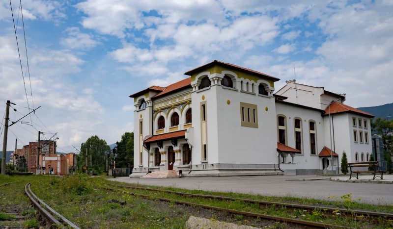 palatul_cultural_minerul „Muguri de primăvară” expoziție colectivă de arte plastice la Lupeni