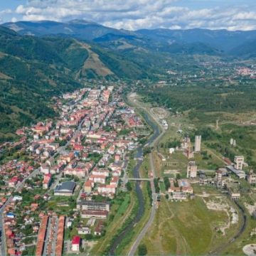 Regenerare urbană cu fonduri europene la Petrila: cartierul 8 Martie se transformă într-un spațiu modern, verde și atractiv