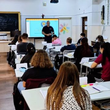 Peste 100 de activități de informare derulate de jandarmii hunedoreni în școli, de la debutul anului școlar 2025-2026