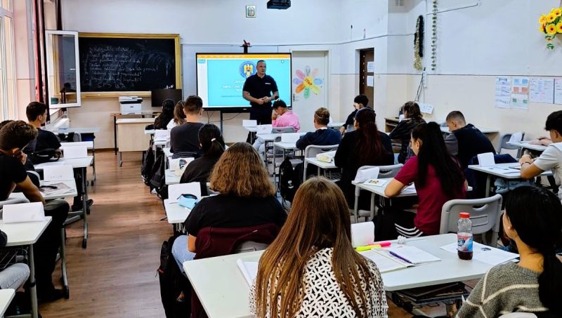 Peste 100 de activități de informare derulate de jandarmii hunedoreni în școli, de la debutul anului școlar 2025-2026