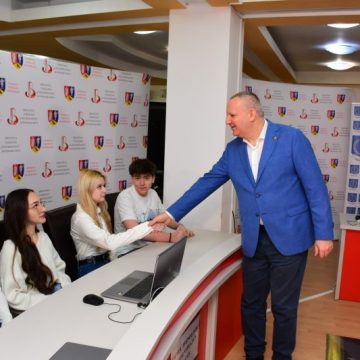 Liceenii din Valea Jiului au făcut „legea” la confruntările din cea de-a patra zi a concursului județean de cultură generală „Citești și câștigi!”