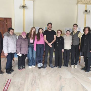 „Magia culorilor” la Palatul Cultural din Lupeni, în 80 de desene ale elevilor artistului-profesor Kriss Falticska