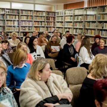 La Biblioteca județeană din Deva a început cursul pentru dezvoltarea competențelor digitale