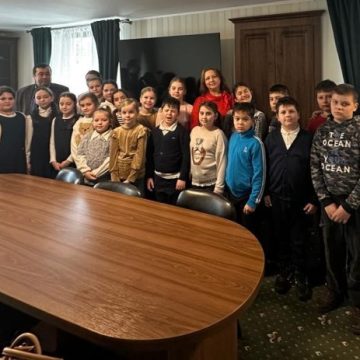 ”Școala Altfel” pentru o clasă de elevi de la Petrila, în vizită la primarul Vasile Jurca