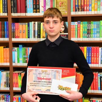640263178_914273644553340_4714809385969893597_n „Premiul pentru excelență – Cel mai fidel cititor” iniţiat de Asociaţia „Zamolxe 182” ajunge luna aceasta la elevul Dragoş-Mihai Drăgan din Șoimuș