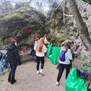 Acțiune amplă de ecologizare pe Dealul Cetății Deva