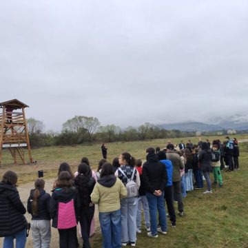 Zâna Viață, ajutată de elevi, aduce schimbarea pe Valea Streiului printr-un nou spațiu de educație și observație