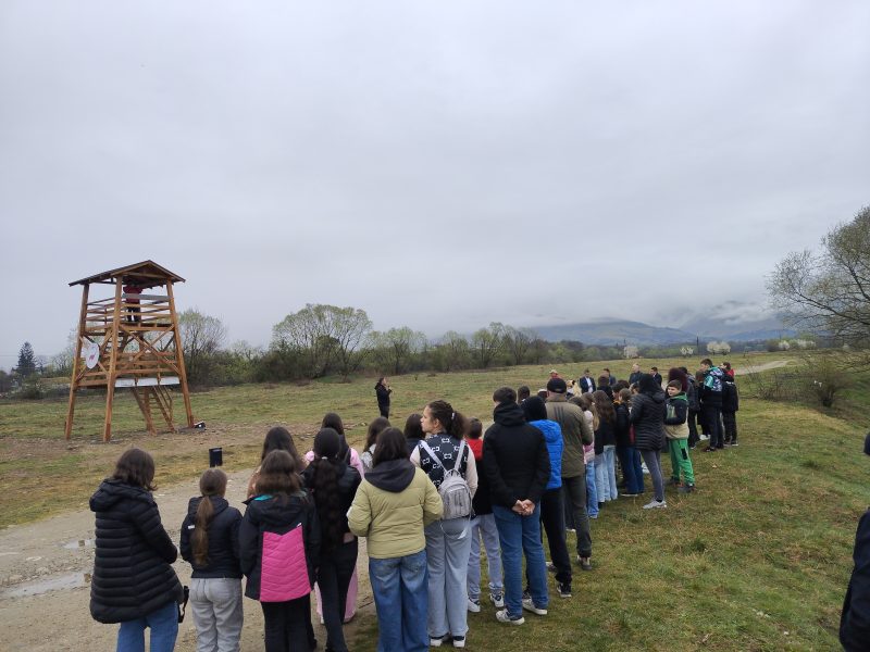 Zâna Viață, ajutată de elevi, aduce schimbarea pe Valea Streiului printr-un nou spațiu de educație și observație