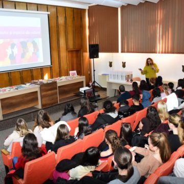 646135125_923440746969963_4499757027640261814_n „Feminismul pe înțelesul tuturor” la Biblioteca județeană „Ovid Densușianu”