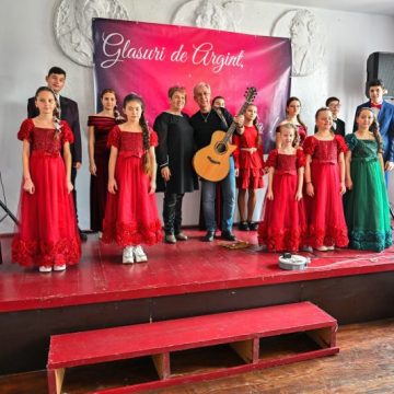 649349307_25935925909398640_2579315496505314939_n Daruri muzicale din „Glasuri de argint” pentru mămici și bunici, la spectacolul de 8 Martie al elevilor Clasei de canto Ileana Berki de la Clubul Copiilor Valea Jiului