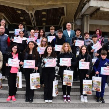 Eternul Paris – „cetatea luminii”, prezentat tinerilor din Deva de bibliotecari cu prilejul Zilei Francofoniei