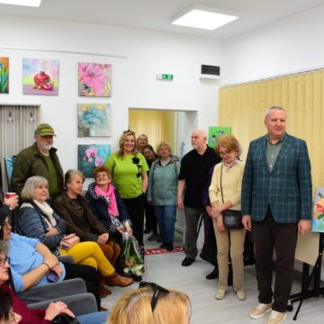 Vernisaj expozițional cu lucrări ale artistei Luminița Cummings la Biblioteca județeană din Deva