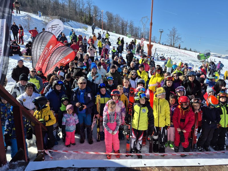 WhatsApp Image 2026-03-01 at 07.43.59 Iubitorii Pasului Vîlcan, câștigători la unison ai ediției 2026 a ”Cupei Pasul Vâlcan” la schi și snowboard