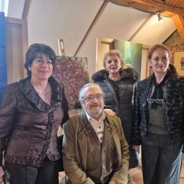 WhatsApp Image 2026-03-06 at 07.12.03 (1) Expoziție de pictură, cu lucrări realizate de artiste din zece țări, la Galeria Ianza din Petroșani