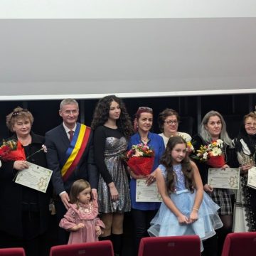 WhatsApp Image 2026-03-09 at 14.00.32 (1) Doamne de poveste din comunitatea Petroșaniului, sărbătorite de administrația locală