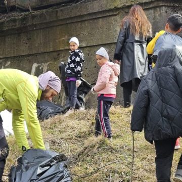 Acțiune de igienizare a râului Jiu la Lupeni, în cadrul Săptămânii Apelor
