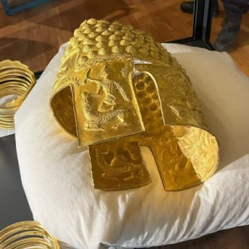 Vești bune pentru patrimoniul cultural al României: Coiful de la Coțofenești și două brățări dacice au fost recuperate