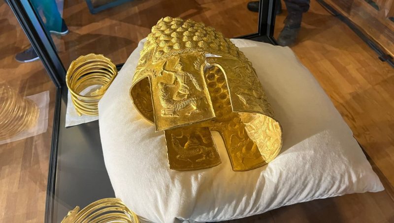 Vești bune pentru patrimoniul cultural al României: Coiful de la Coțofenești și două brățări dacice au fost recuperate