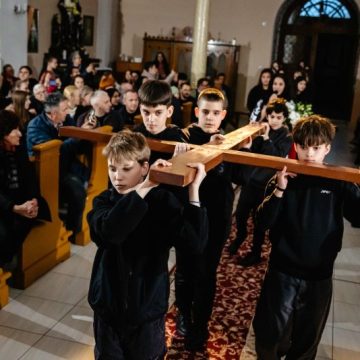 Spectacolul „Ultima lacrimă”, o lecție de viață purtată pe umeri de copii