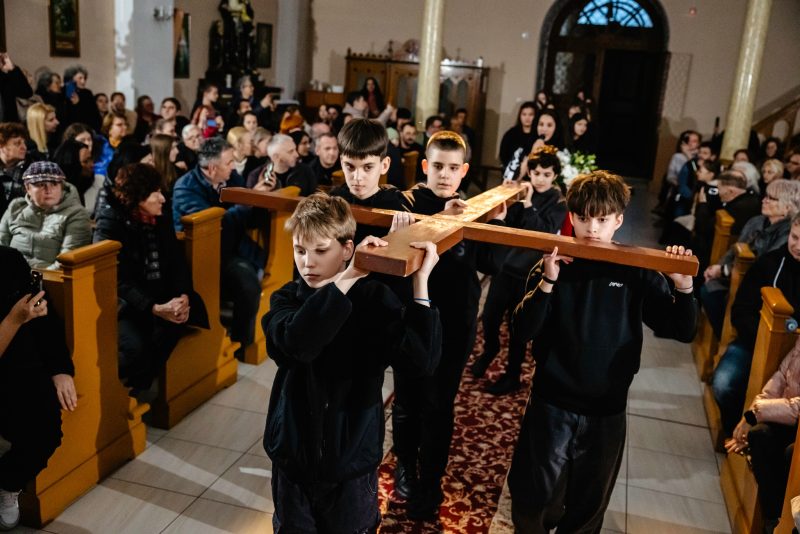 663077020_1571423441653793_1865393857813970806_n Spectacolul „Ultima lacrimă”, o lecție de viață purtată pe umeri de copii