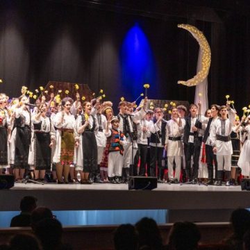 „Crai-Nou, Crai-Nou, la noi bine-ai venit!”, spectacol artistic emoționant oferit de elevii Colegiului Național „Decebal” participanților la Olimpiada Națională de Geografie de la Hunedoara
