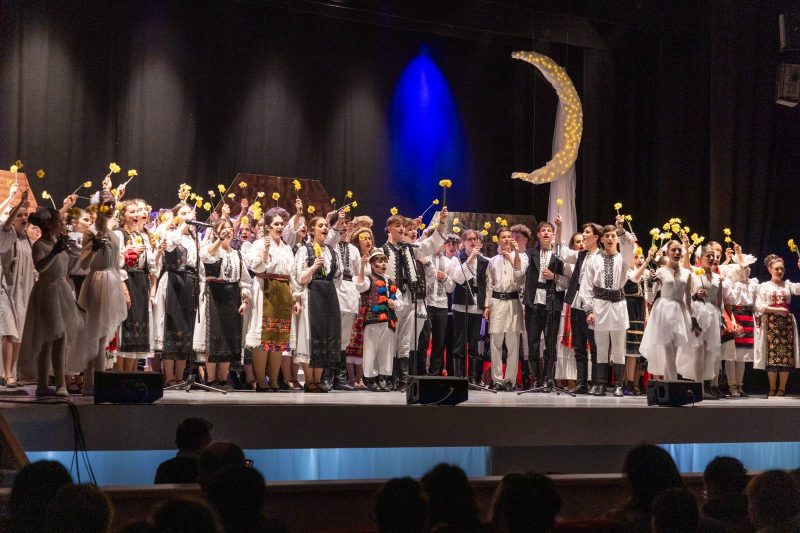 668618846_3994782490815958_1669924718292642541_n „Crai-Nou, Crai-Nou, la noi bine-ai venit!”, spectacol artistic emoționant oferit de elevii Colegiului Național „Decebal” participanților la Olimpiada Națională de Geografie de la Hunedoara