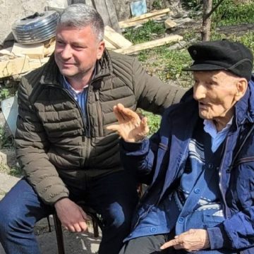 Veteranul de război Tudor Gheorghe din Lupeni, onorat la împlinirea vârstei de 102 ani