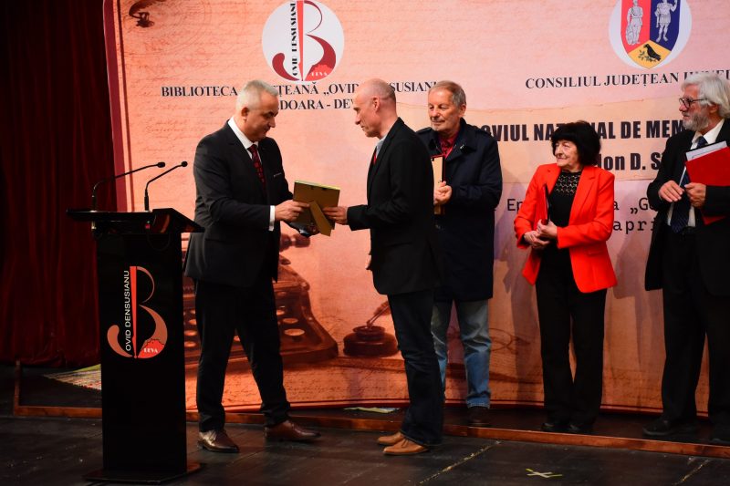 Premii literare „Opera Omnia” pentru scriitorii Antonio Patraș, Mihai Barbu, Elisabeta Bogățan și Valeriu Butulescu, la finalul Colocviului de Memorialistică și Eseu „I.D. Sîrbu” de la Petroșani