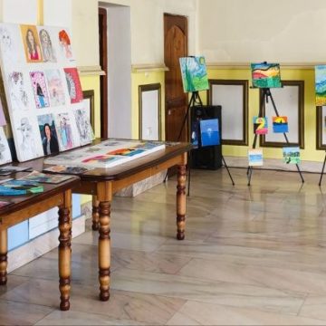 „Formă și culoare” în peste 100 de desene ale elevilor din Lupeni expuse la Palatul Cultural „Minerul” din localitate