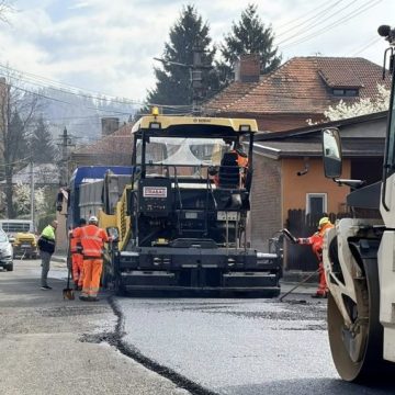 Lucrări de asfaltare la Petroșani, în cadrul proiectului european de mobilitate urbană