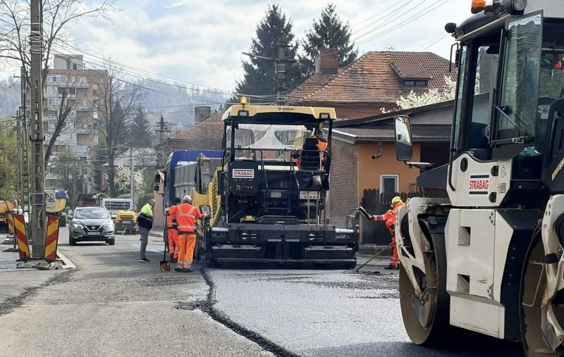 Lucrări de asfaltare la Petroșani, în cadrul proiectului european de mobilitate urbană