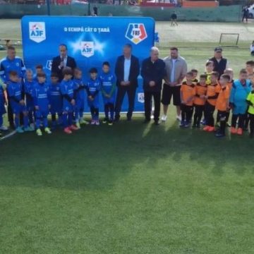 Sute de copii au descoperit bucuria primilor pași în fotbal la „Cupei Cetății” de la Deva