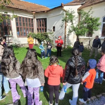 Primăria Municipiului Deva a marcat Ziua Internațională a Romilor printr-o acțiune educațională și de incluziune în Geoparcul Internațional UNESCO Țara Hațegului