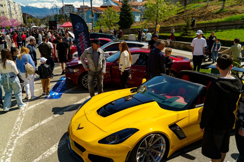 Car-meet marca „Torque Society” în municipiul Vulcan: Sute de pasionați și zeci de mașini expuse