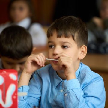 Aproape jumătate dintre părinții care muncesc în străinătate nu pot petrece sărbătorile pascale în țară, unde au rămas copiii lor