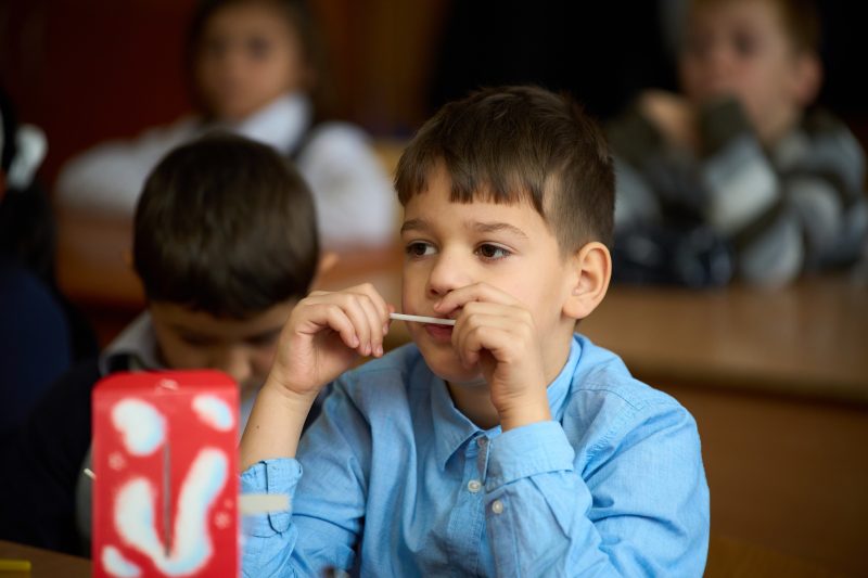 Foto Salvați Copiii (1) Aproape jumătate dintre părinții care muncesc în străinătate nu pot petrece sărbătorile pascale în țară, unde au rămas copiii lor