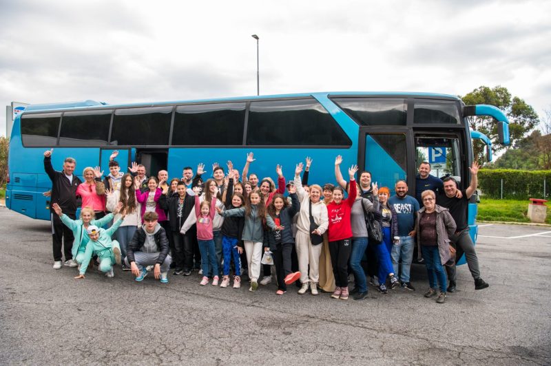 IMG-20260414-WA0017 „Glasuri de argint” din Valea Jiului pe scena Festivalului Internațional de Muzică pentru Copii de la San Remo (Italia)