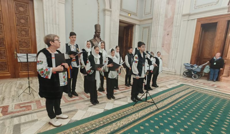 Grupul artistic „Glasuri de Argint” din Valea Jiului, în concert în „România de AUR” de la Palatul Parlamentului