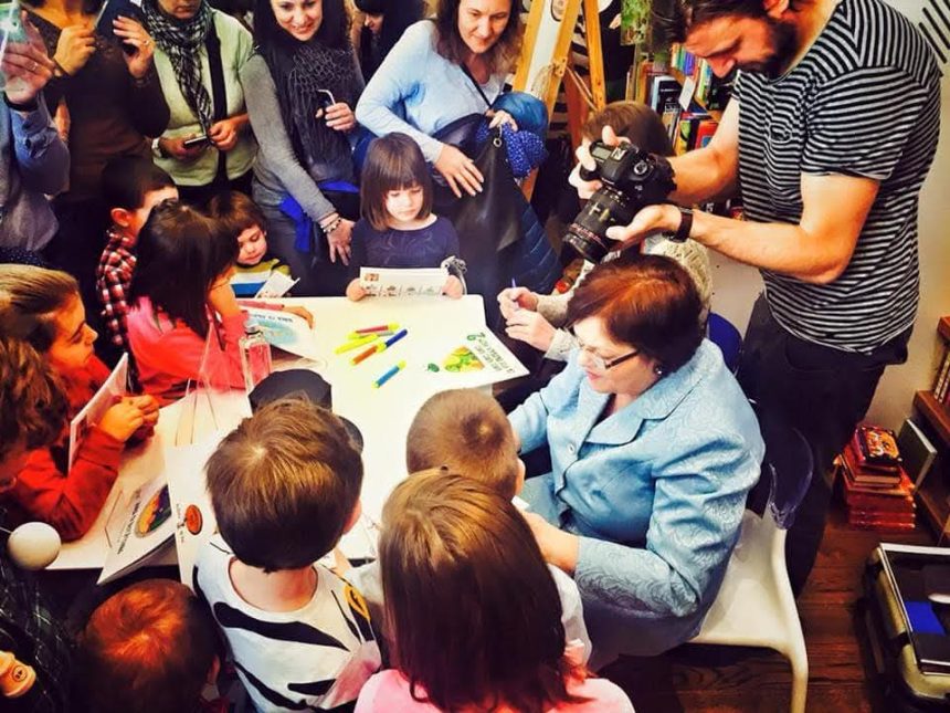 WhatsApp Image 2026-04-01 at 12.46.00 Cărțile Luciei Muntean dăruite cu drag către sute de copii din Valea Jiului cu prilejul Zilei Internaționale a Cărților pentru Copii