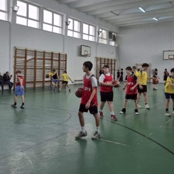 Baschetbaliștii de la clasele de gimnaziu ale Liceului „Mihai Viteazu” Vulcan, vicecampioni regionali la Olimpiada Sportului Școlar