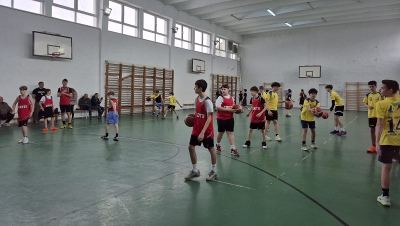 Baschetbaliștii de la clasele de gimnaziu ale Liceului „Mihai Viteazu” Vulcan, vicecampioni regionali la Olimpiada Sportului Școlar