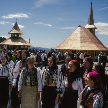 Cerul s-a unit cu pământul în Poiana Muierii: Sfințirea bisericii de lemn „Sfântul Ilie” din Munții Șureanu