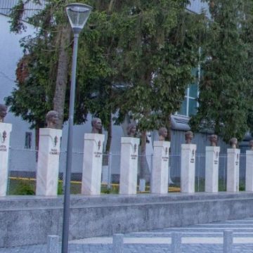 Busturile gimnastelor Sandra Izbașa și Cătălina Ponor, precum și al antrenorului Nicolae Forminte, completează ansamblul monumental de pe Aleea Gimnastelor din Deva